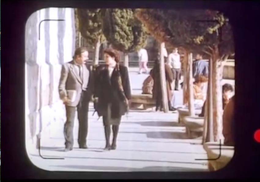 Un hombre y una mujer caminando por la calle